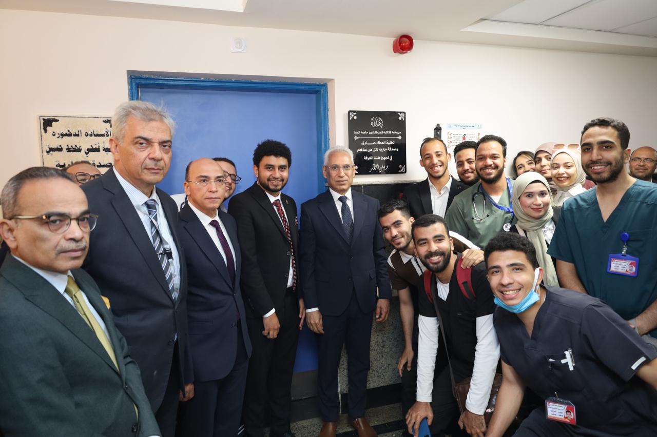 رئيس الجامعة يتوسط  اطباء دفعة 38